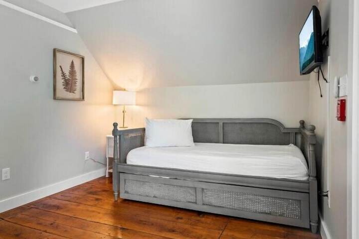 The Aurora Inn & Cottages