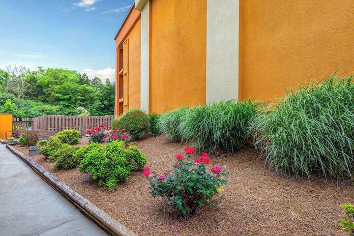 Days Inn by Wyndham Knoxville East