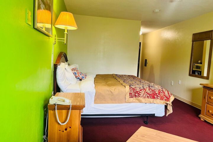 Villa Inn Motel Near Hwy 12 WI Capital O
