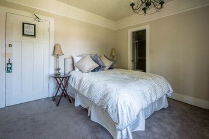 Oak Bay Guest House Bed & Breakfast