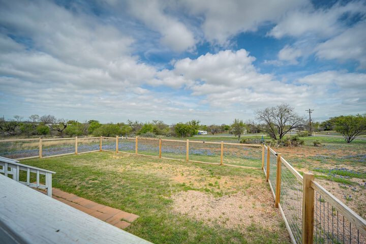 Pet-friendly Texas Retreat w / Deck & Gas Grill!