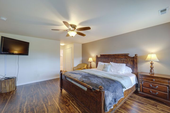 Classy Home w / Hot Tub + Mt. Jefferson Views!