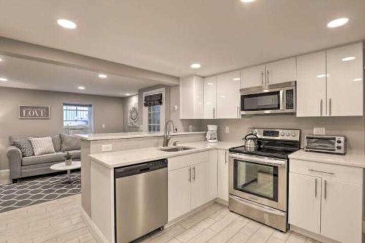 Cozy Quiet Getaway Surrounded by Nature 19 Miles To Downtown Boston