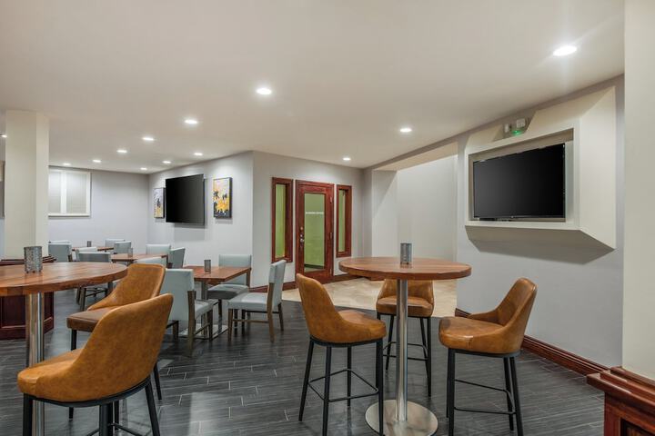 Lounge 73 of 77