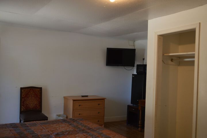 Room 7 of 12