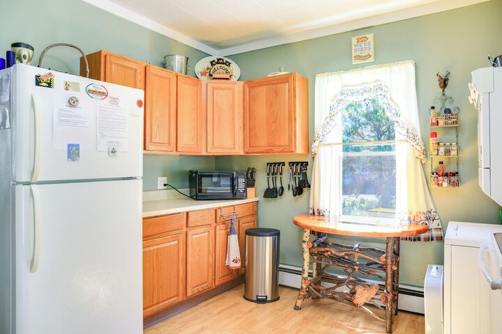Hunter Home w / Fire Pit & Yard: on Main Street!