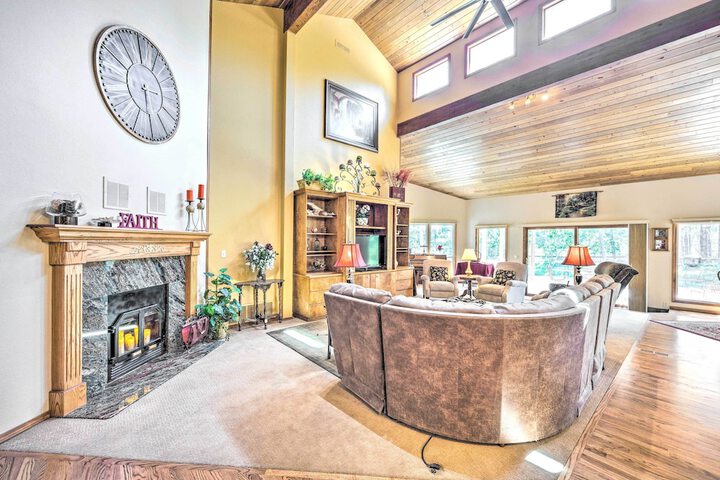 Serene Monument Sanctuary w / Patio & Fire Pit!