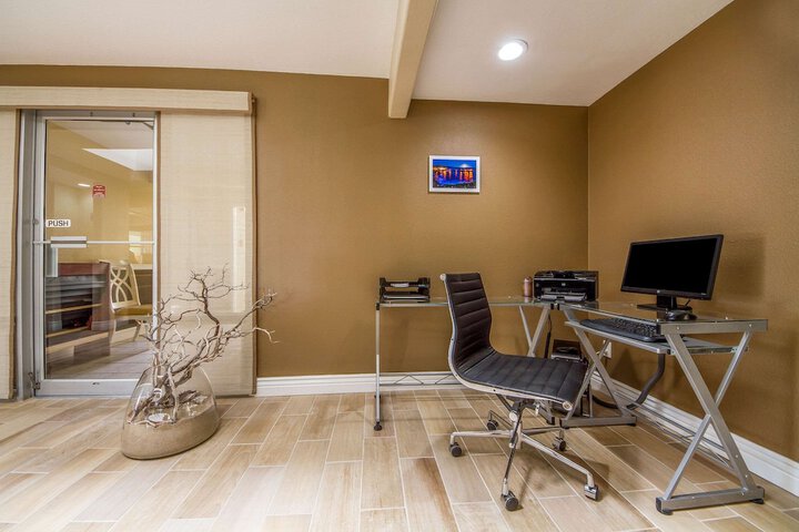 Business Center 32 of 32