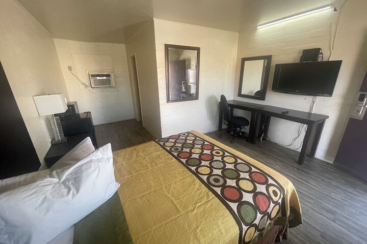Room 8 of 16