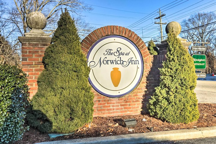 Lovely Norwich Villa on Golf Course w / Amenities!