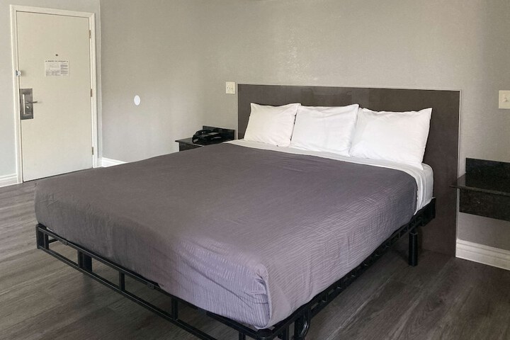 Room 9 of 10