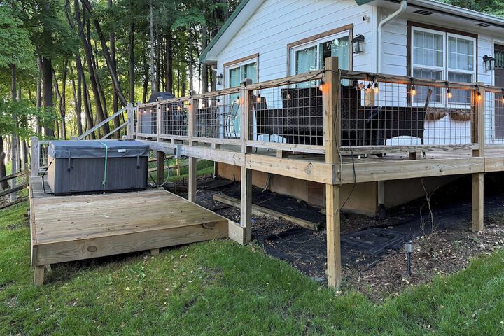 Hilltop Hideaway w / Scenic Views & Hot Tub!