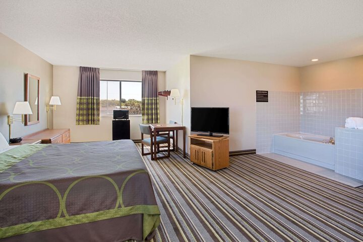 Room 10 of 14
