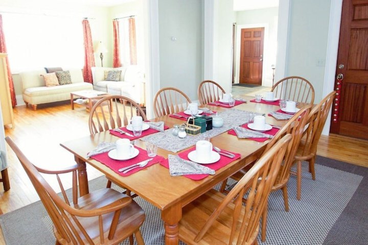 24 East Main Street B & B