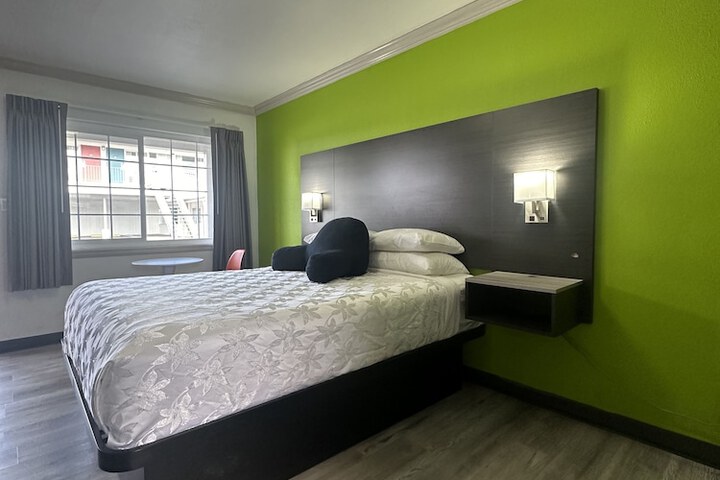 Room 32 of 34