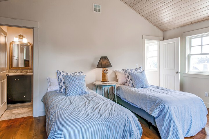 Modern Gearhart Getaway Walk to Beach & Downtown!