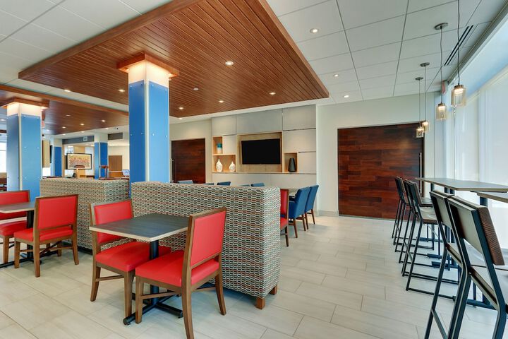 Holiday Inn Express & Suites Roanoke – Civic Center by IHG