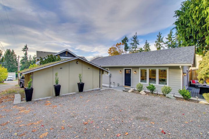 Private Yard & Fire Pit! Modern Kirkland Abode