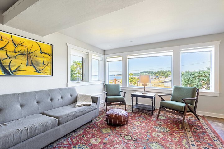 Private Beach Access + Water Views! Sleeps 18 Historic 6bdr Farmhouse w / Deck
