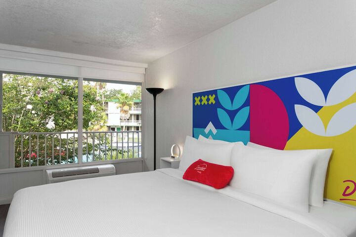 Room 32 of 69