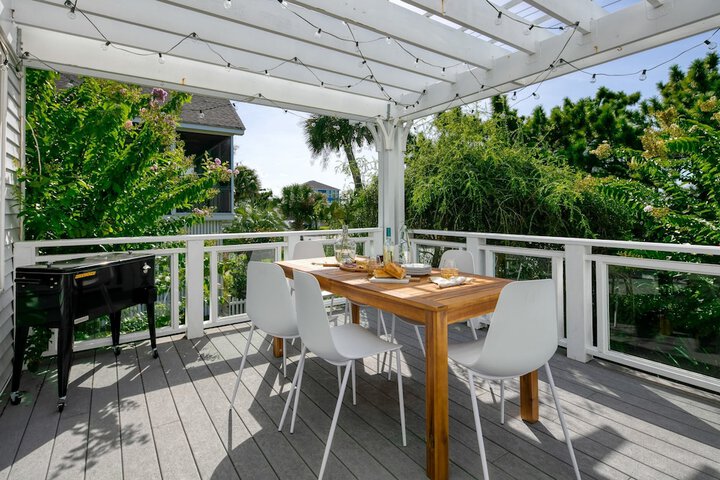 Hemlock by Avantstay Minutes From Folly Beach w / Multiple Patios