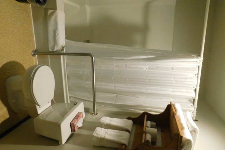 Room 25 of 33