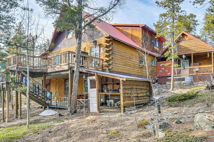 Deck Fire Pit & Grill: Log Cabin in Black Hawk