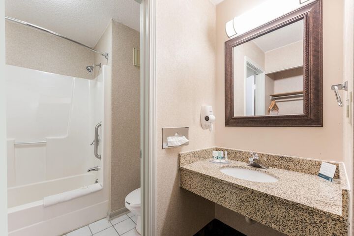 Quality Inn & Suites Portage Central