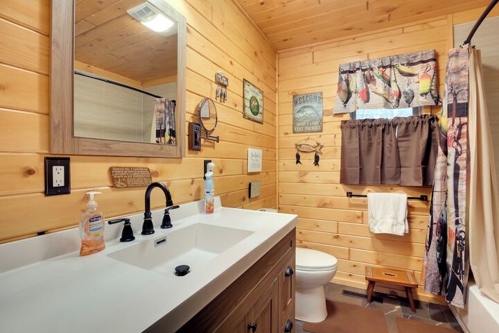 Lakefront Rhinelander Cabin w / Dock & Fire Pit!