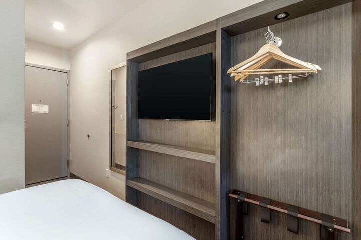 Room 18 of 33