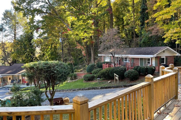 Mountain Aire Cottages Inn & Glamping