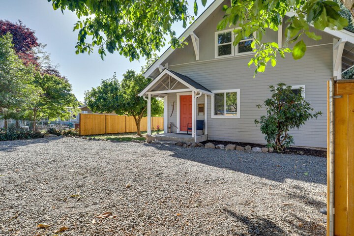 Lafayette Townhome: Cozy Retreat w / Private Patio