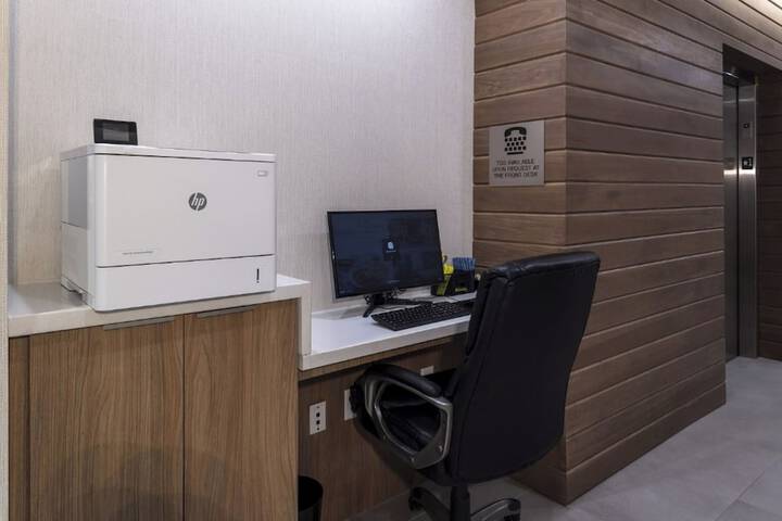 Business Center 26 of 27
