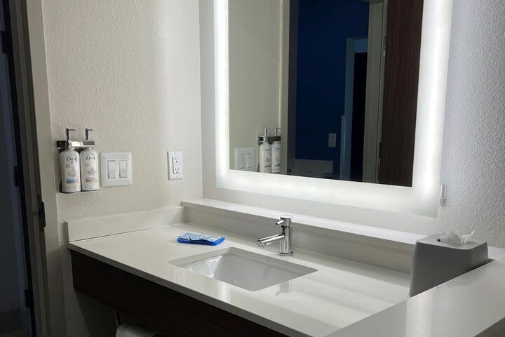 Holiday Inn Express & Suites Bryan - College Station by IHG