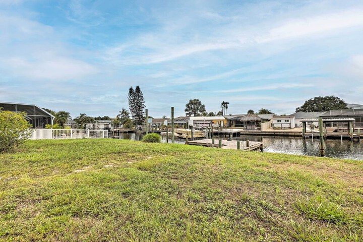 Apollo Beach Waterfront Retreat w / Boat Dock!