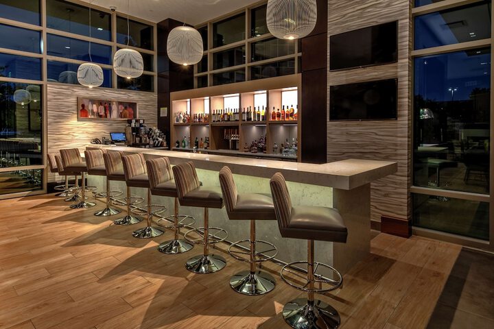 Lounge 54 of 59