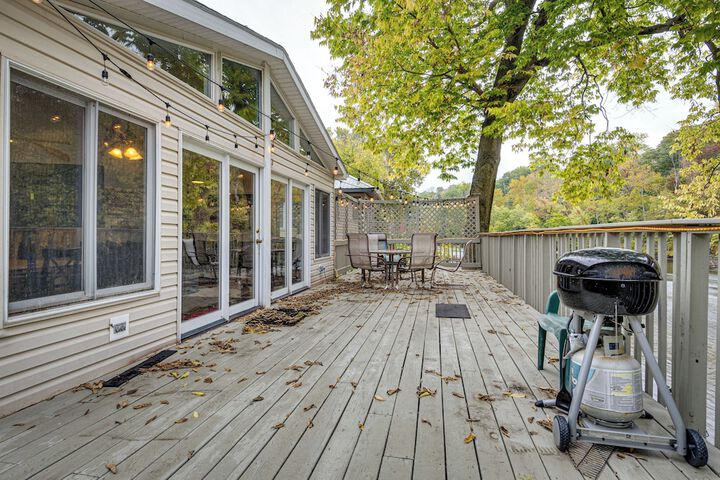 Riverfront Brookston Retreat w / Deck & River Tubes
