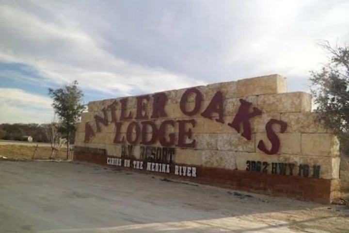 Antler Oaks Lodge
