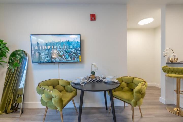 Opulence in Olive with Free Parking 2 BR 2 baths Suite, 5 beds and Sleeps 8