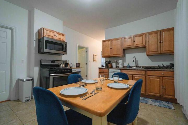 Cozy 2BR-Walk to Tufts & Green Line Near Boston!
