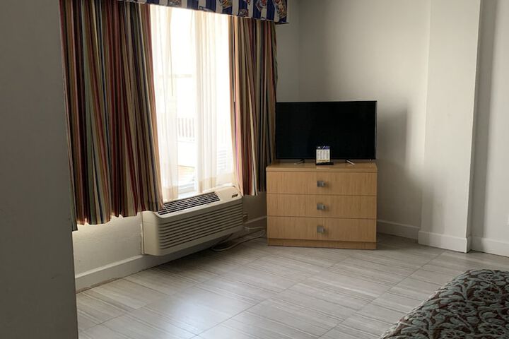 Room 12 of 32