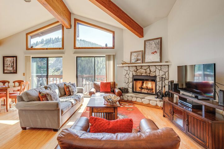 1 Mi to Diamond Peak: Townhome w / Lake Views