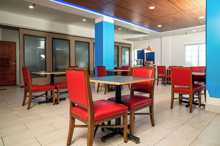 Holiday Inn Express Hotel & Suites Hesperia by IHG