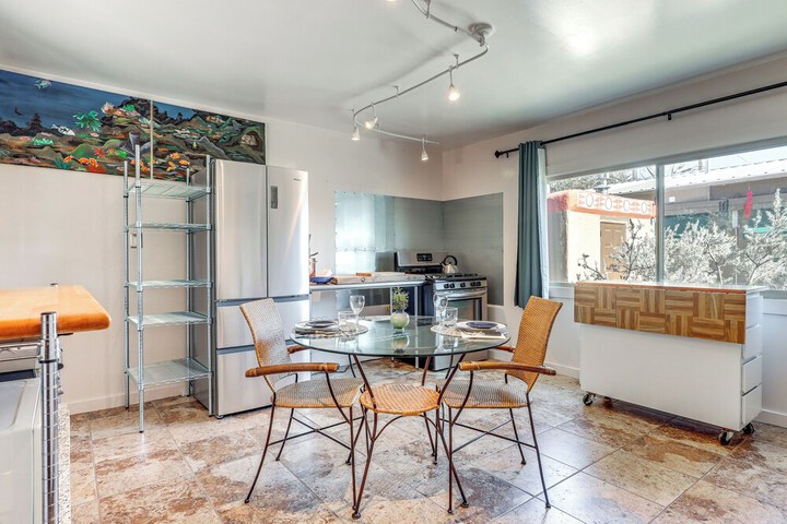 Artsy Studio w / Patio: 25 Mi to Santa Fe