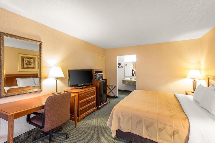 Room 10 of 32