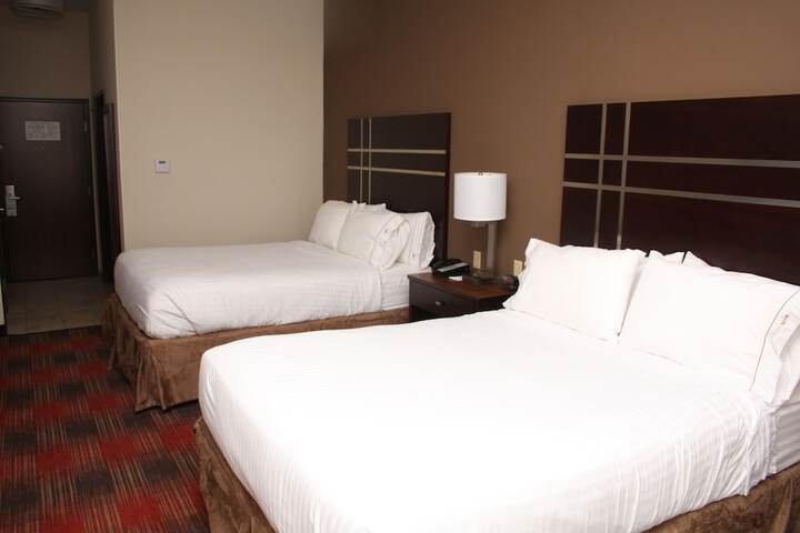 Holiday Inn Express & Suites Cumberland - La Vale by IHG
