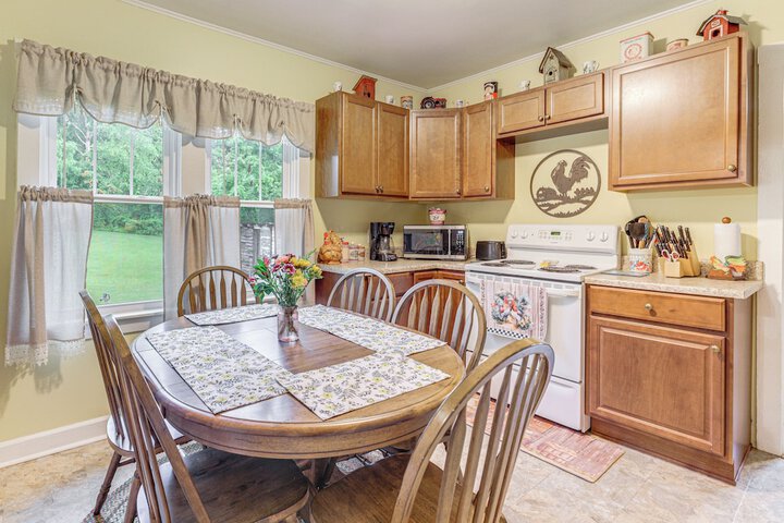 grandma's Farm House on 125 Acres w / Fire Pit!