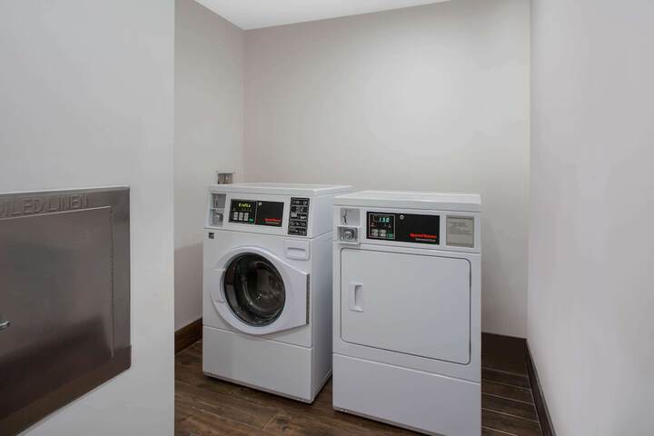 La Quinta Inn & Suites by Wyndham Manassas Va-Dulles Airport