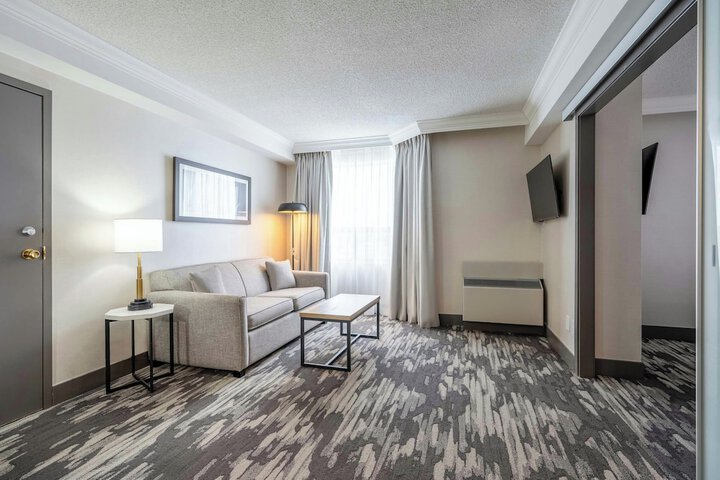 Sandman Signature Mississauga Hotel