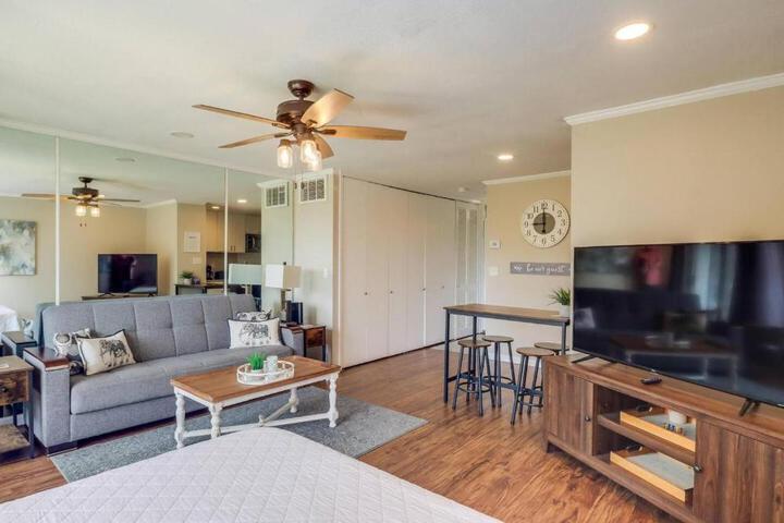 Lakeside Villa - Quite Location walk to the Country Club